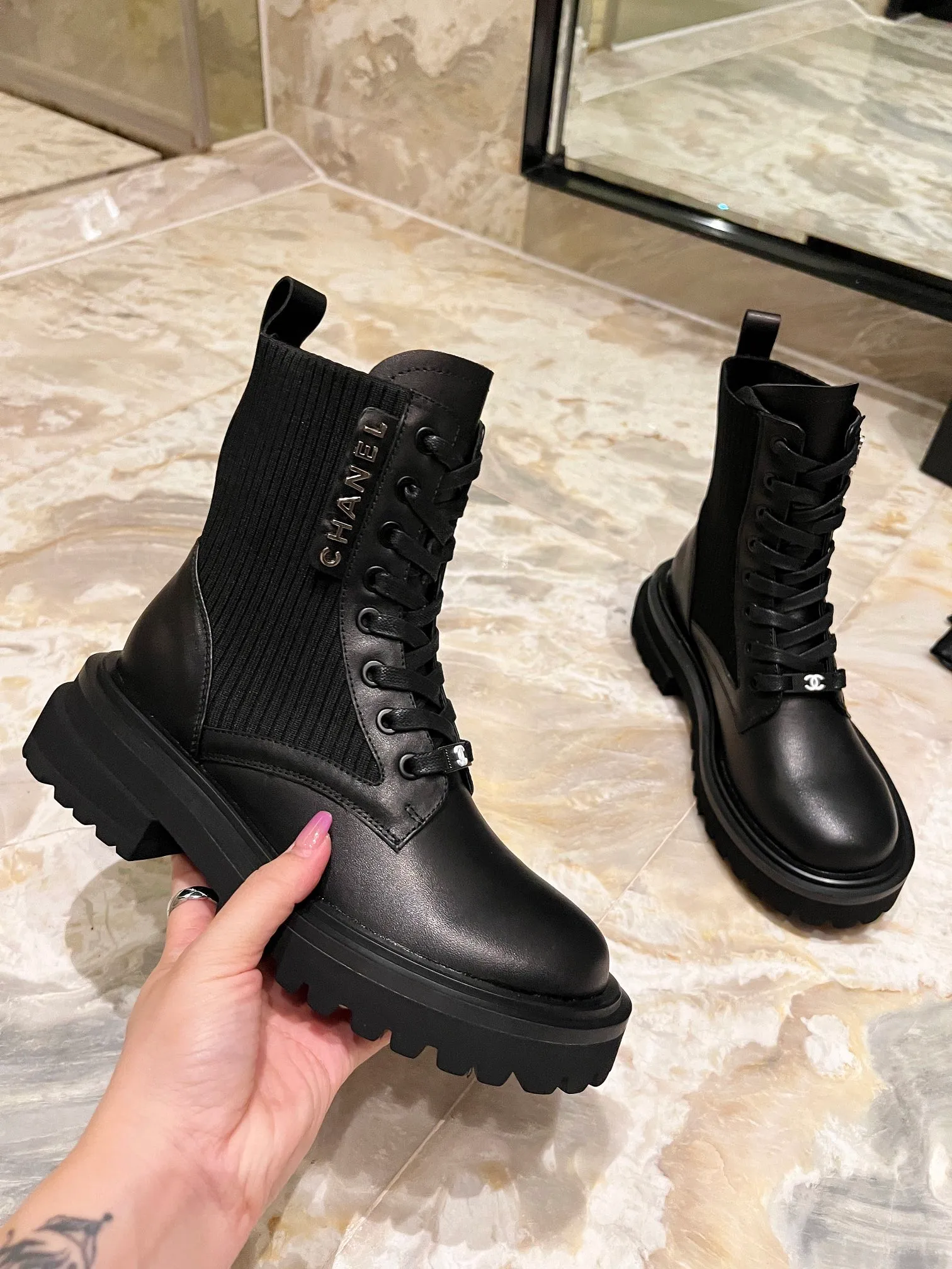 👟👟Ex-factory price 600 👟👟 CHANEL new autumn and winter 24 B letter knight boots. This knight Martin boot is really a representative of handsome fashion. It is simple, fashionable and individual. It has a natural and smooth beauty, which has a stunning beauty of time. The heel and sole meet the needs of heightening and wearing comfort at the same time. The toe is round but not clumsy. There is only a very low-key luxury letter logo, which can hold any occasion. , Proportion! Cowhide, open edge beads, water-dyed sheepskin lining Code number: 35-41